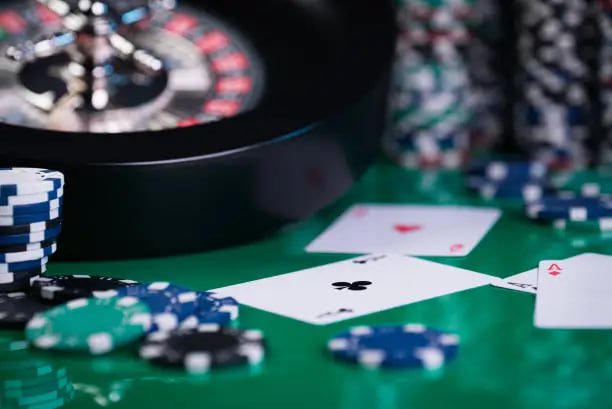 Live AduQ table with dealer and multiple players at qq101 login